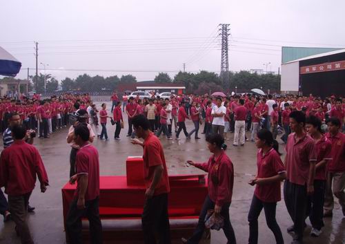 將軍企業(yè)，雨中為四川地震災區捐款
(圖7)