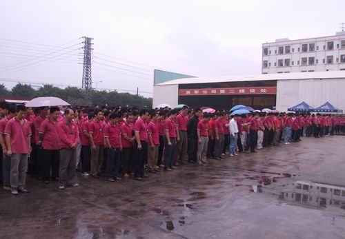 將軍企業(yè)，雨中為四川地震災區捐款
(圖1)