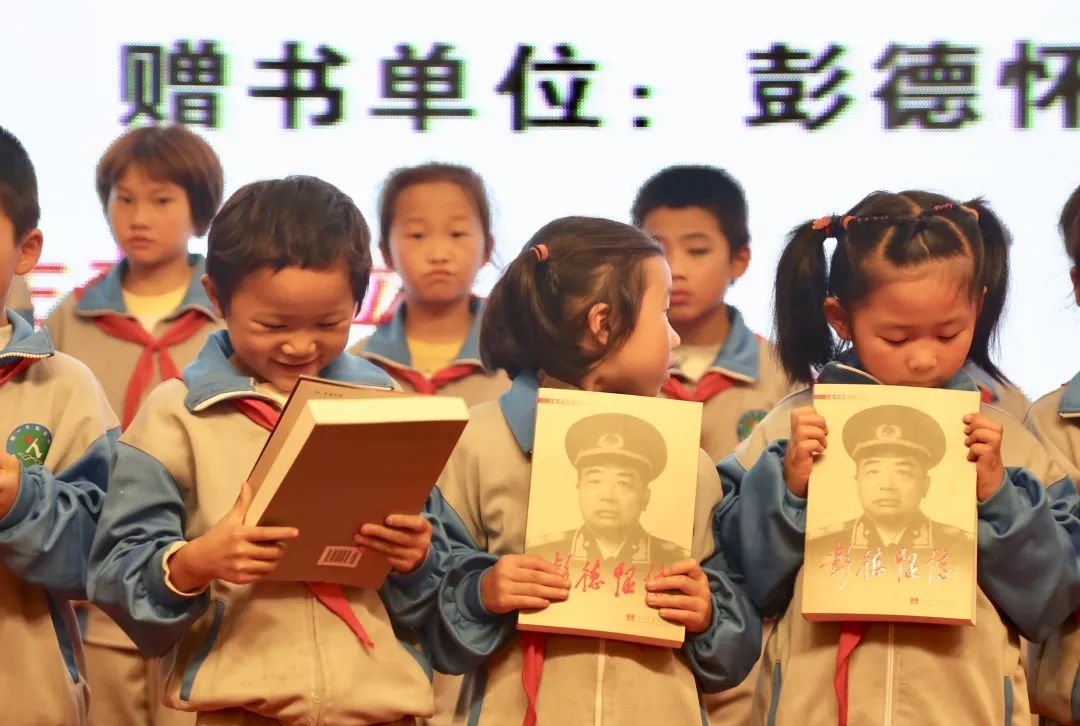 彭德懷精神柱捐贈儀式暨大將軍愛(ài)心公益項目發(fā)布會(huì )完滿(mǎn)落幕！
(圖13)